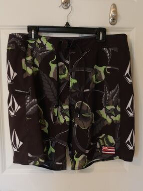 Volcom Mens Mod-Tech/Floral-Hawaii Boardshorts~